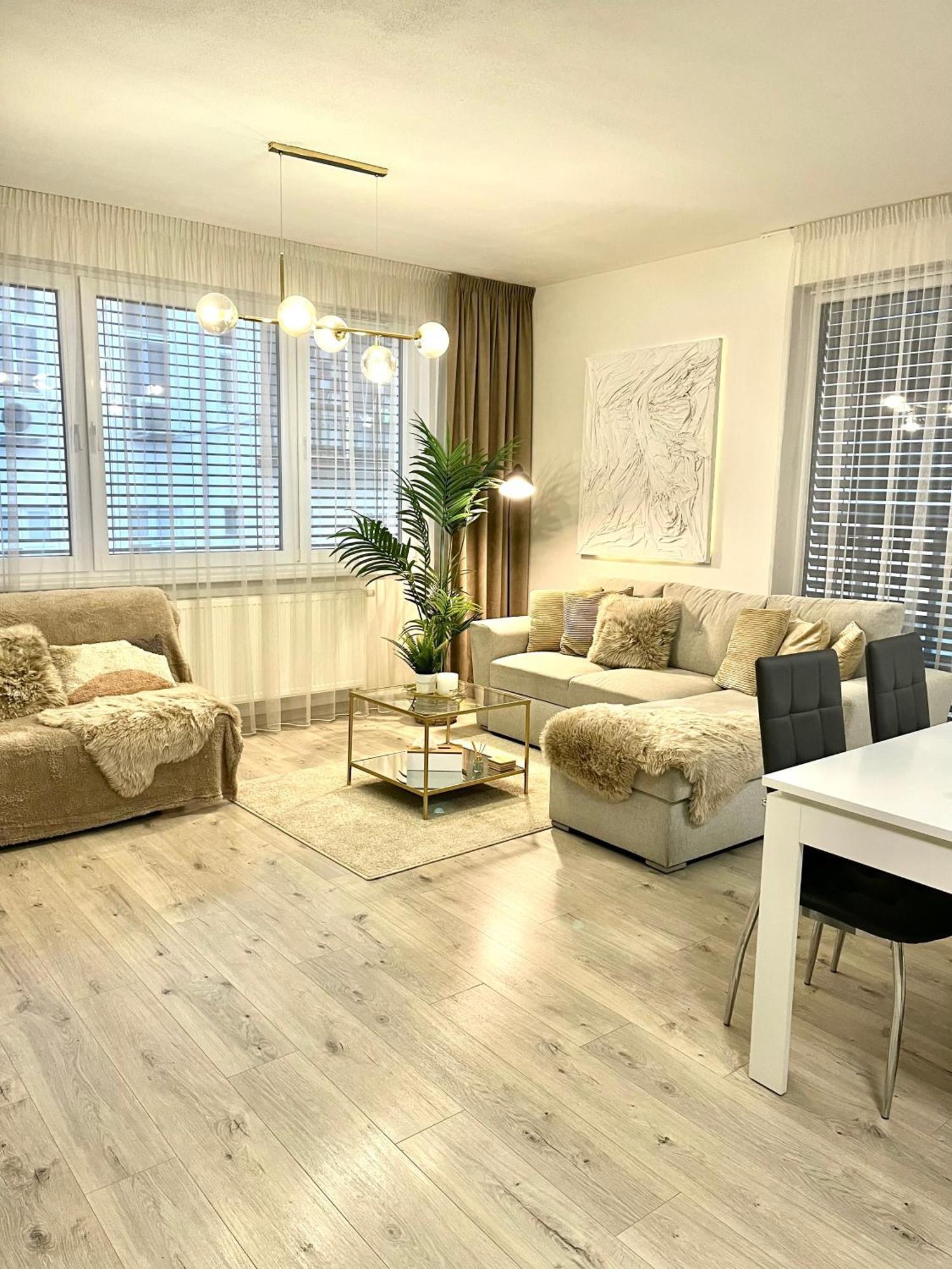 The Elite Suite II Downtown Ac & Garage Parking Bratislava Exteriér fotografie